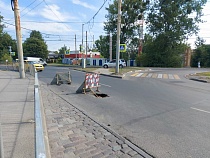 В Калининграде на Красной у «девятки» провалился асфальт