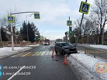 На Горького в Калининграде 19-летний на БМВ поехал на красный