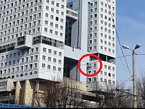 На глазах у прохожих от Дома Советов отклеилось фейковое окно