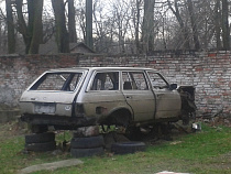 Фотофакт: на Малоярославской доживает свой век автомобиль