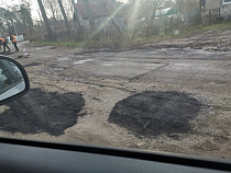 Ямы на улице засыпали асфальтовой крошкой (фото)