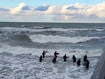 Жители Калининградской области ловят выбросы янтаря в гуще шторма