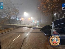 «Создал геморрой и свалил»: в Калининграде столб перекрыл проспект 