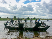 В центре Калининграда пришвартовалась 60-тонная сцена 