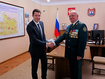 Кочнов вручил Алиханову памятную медаль «25 лет ФТС России»