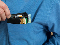 Почти 5 лет получил мужчина, укравший кредитку у заснувшего пьяного друга