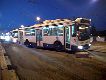 По эстакадному мосту прошёл марш троллейбусов