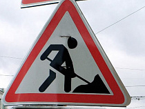 Провал на улице Карбышева временно засыпят щебнем