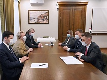 Алиханову представили прибывшего из Сочи налоговика 