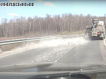 Из грузовика вывалились кирпичи на пути в Зеленоградск (видео)