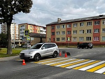 В Гурьевске взрослый на машине снёс с перехода ребёнка на самокате