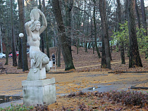 В светлогорском парке с «Несущей воду» Брахерта устанавливают освещение