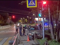 В Калининграде ворвавшаяся на тротуар «Киа» врезалась в пешеходов