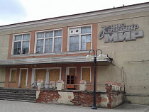 Заброшенный кинотеатр ко Дню Победы прикроют праздничным баннером