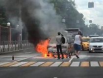 На Советском проспекте в Калининграде на ходу вспыхнула «Шкода»