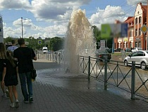 В Черняховске на улице Калининградской забил фонтан грязи