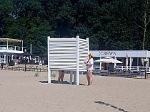 На пляже в Янтарном кабинка открывает «срам» отдыхающих