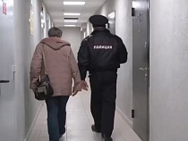«Не дёргаться!»: в Калининграде бабушку выбрасывали к бомжам