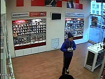  Калининградские полицейские разыскивают подростков, укравших дорогой мобильный телефон