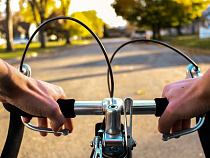 Появилось видео столкновения велосипедиста с эвакуатором в Калининграде