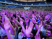 На концерте "Ленинграда" калининградка обнажила грудь (видео)