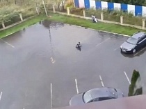 В Калининграде потоп подбирается к подъездам жилого дома