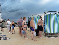 Погода оставила туристам на пляжах Калининградской области один день