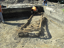 На территории Калининградского зоопарка археологи нашли вывеску торгово-выставочного павильона "Markt-Halle"