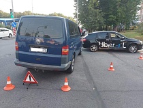 В Калининграде водитель «Фольксвагена» подставил под удар свою пассажирку