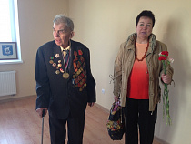 Ветерану Великой Отечественной войны вручили ключи от новой квартиры накануне Дня Победы