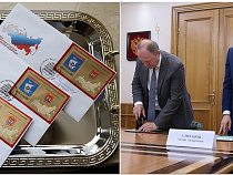 Алиханов и директор филиала “Почты России” представили марку с гербом региона