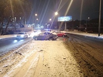На съезде с моста в Калининграде «Форд» врезался во встречную машину