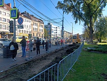 В Калининграде начали расширять тротуар на Ленинском проспекте