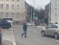 В центре Калининграда показали облаву на опасных бегунов