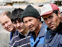  В Калининграде мигранты-строители выбросили немецкие надгробные плиты времен Второй мировой войны