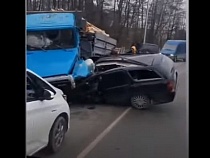 «Жёстко там»: в Гурьевске легковая машина въехала под грузовик 