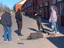 В центре Калининграда посреди бела дня до полусмерти избили мужчину