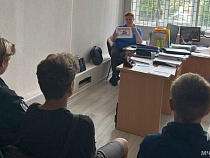 В Светлом купавшихся в морском канале отвели в полицию