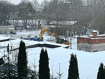 У стадиона «Спартак» в Калининграде появился экскаватор