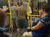 Ехавшие с пляжа в Калининград устроили массовую драку в автобусе 