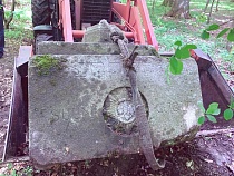 В Калининграде ковшом перетаскивали каменный орден Пруссии