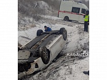 Под Неманом KIA опрокинулся и вылетел в кювет, водитель ранен