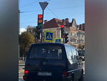 Светофор на Театральной в Калининграде сошёл с ума (видео)