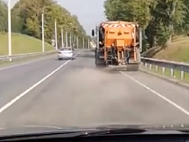 В жару дорогу в Калининградской области посыпают песком (видео)