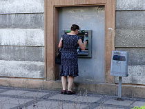 Калининградец подкараулил деньги женщины в банкомате