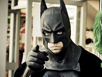 Калининградец камнем разбил две машины по приказу Бэтмена