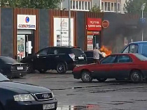 На видео сняли возгорание автомобиля у супермаркета в Калининграде