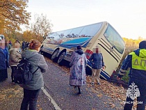Автобус с надписью Кёнигсберг завалился в кювет под Калининградом
