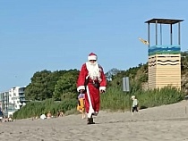 В Зеленоградске по пляжу расхаживает Дед Мороз 
