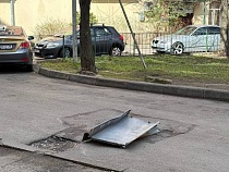 Срывающаяся с крыши жесть ждёт жертв во дворе в Калининграде